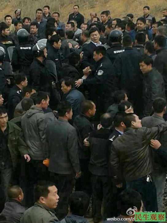 辽宁锦州千余煤矿工人卧轨维权 与上千警察对峙
